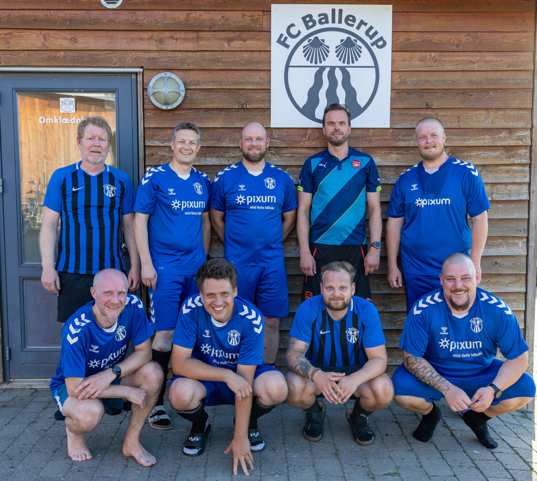 FC Ballerup holdet foran klubhuset